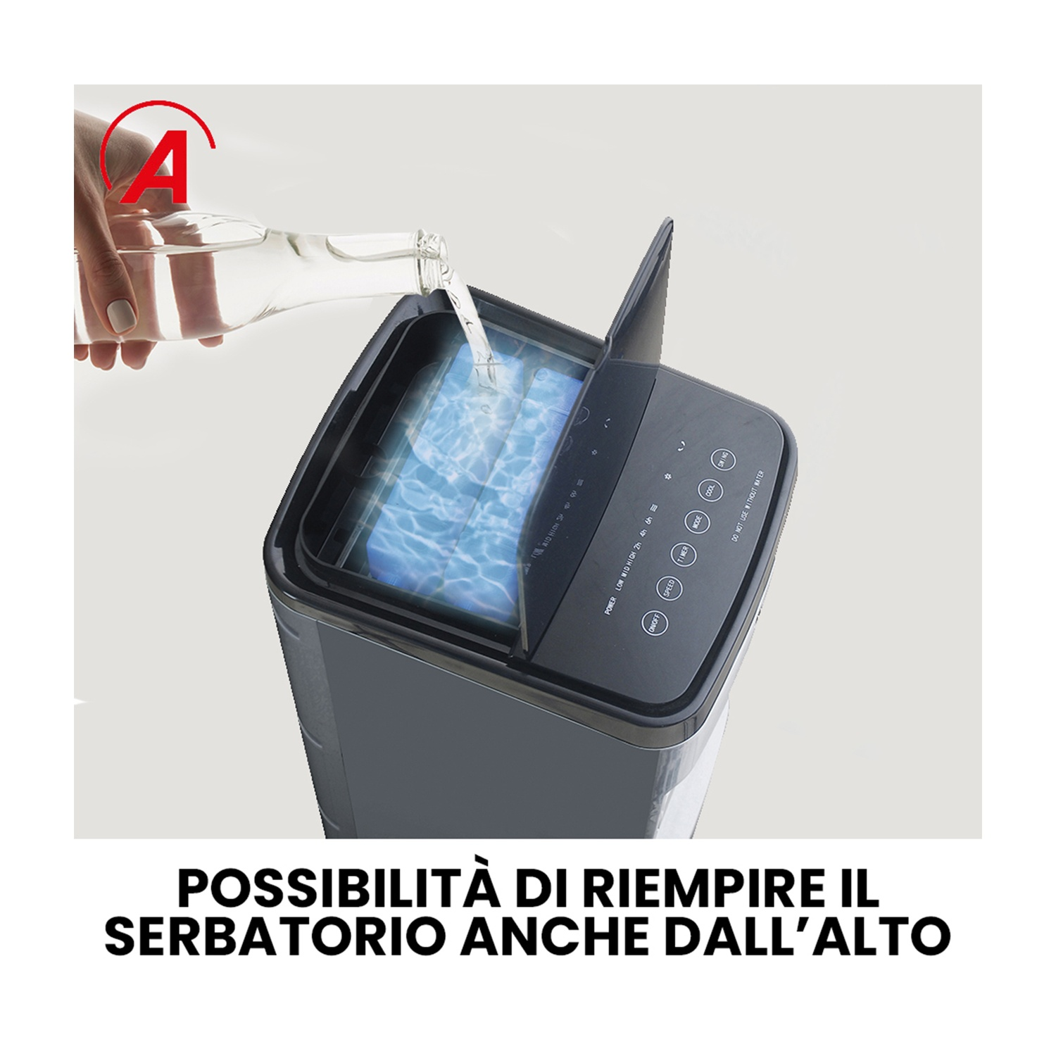 Una mano versa acqua in un condizionatore nero. Il condizionatore ha un indicatore del livello dell'acqua e pulsanti di controllo.