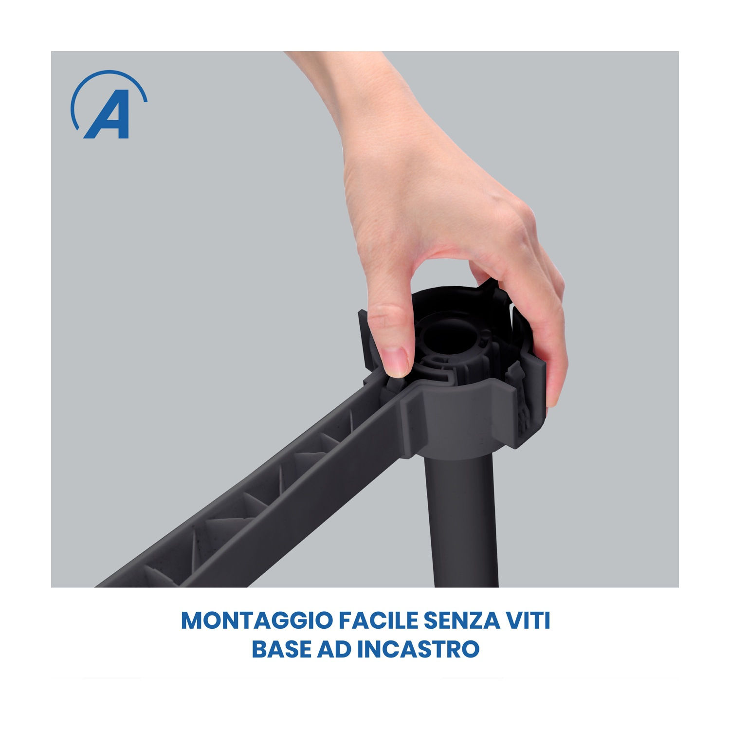 Una mano assembla un componente in plastica grigio scuro. Lo sfondo è grigio chiaro. Testo in basso: 'Montaggio facile'.