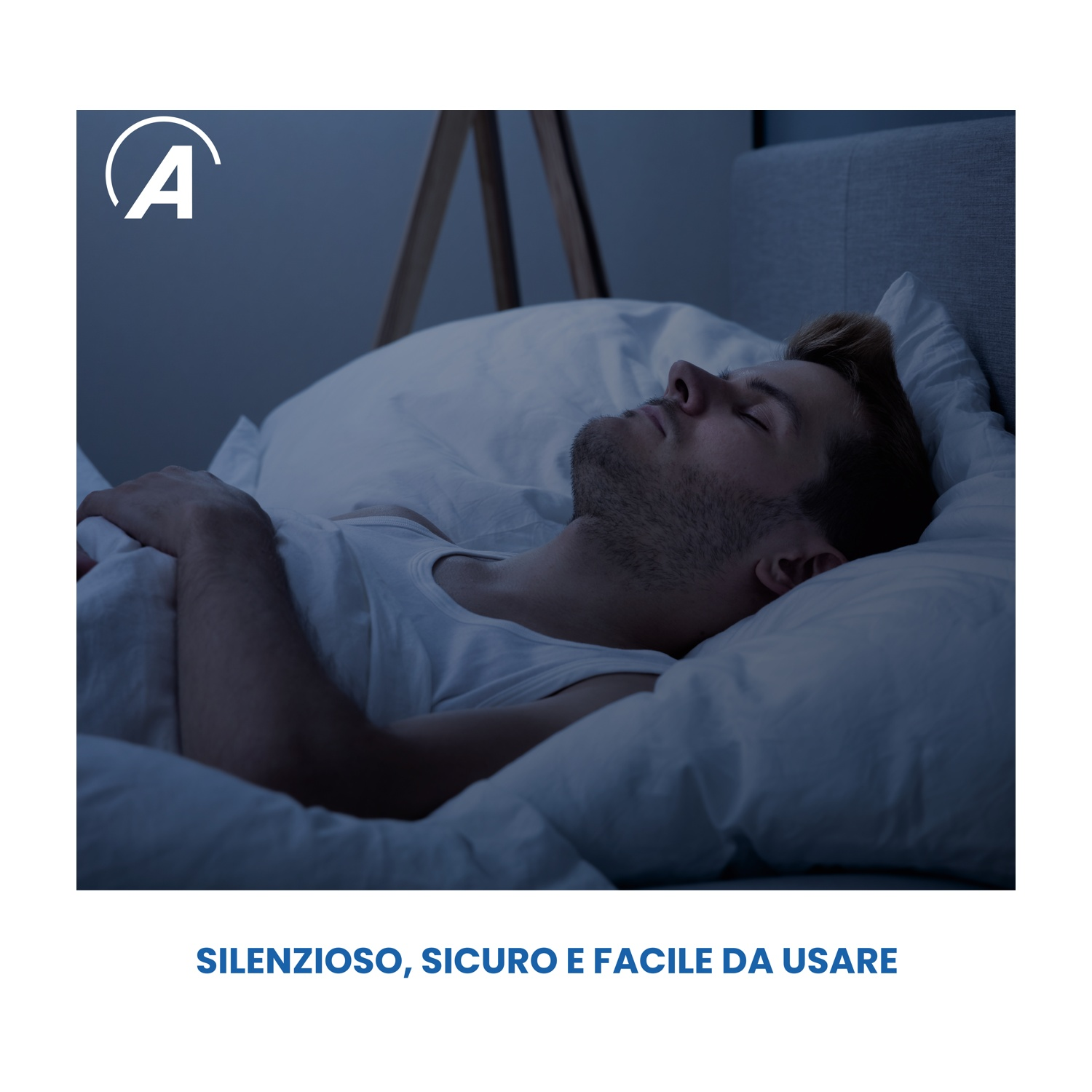 Un uomo dorme a letto, coperto da una coperta bianca. La scena è scarsamente illuminata. Il testo sottostante recita: "SILENZIOSO, SICURO E FACILE DA USARE".