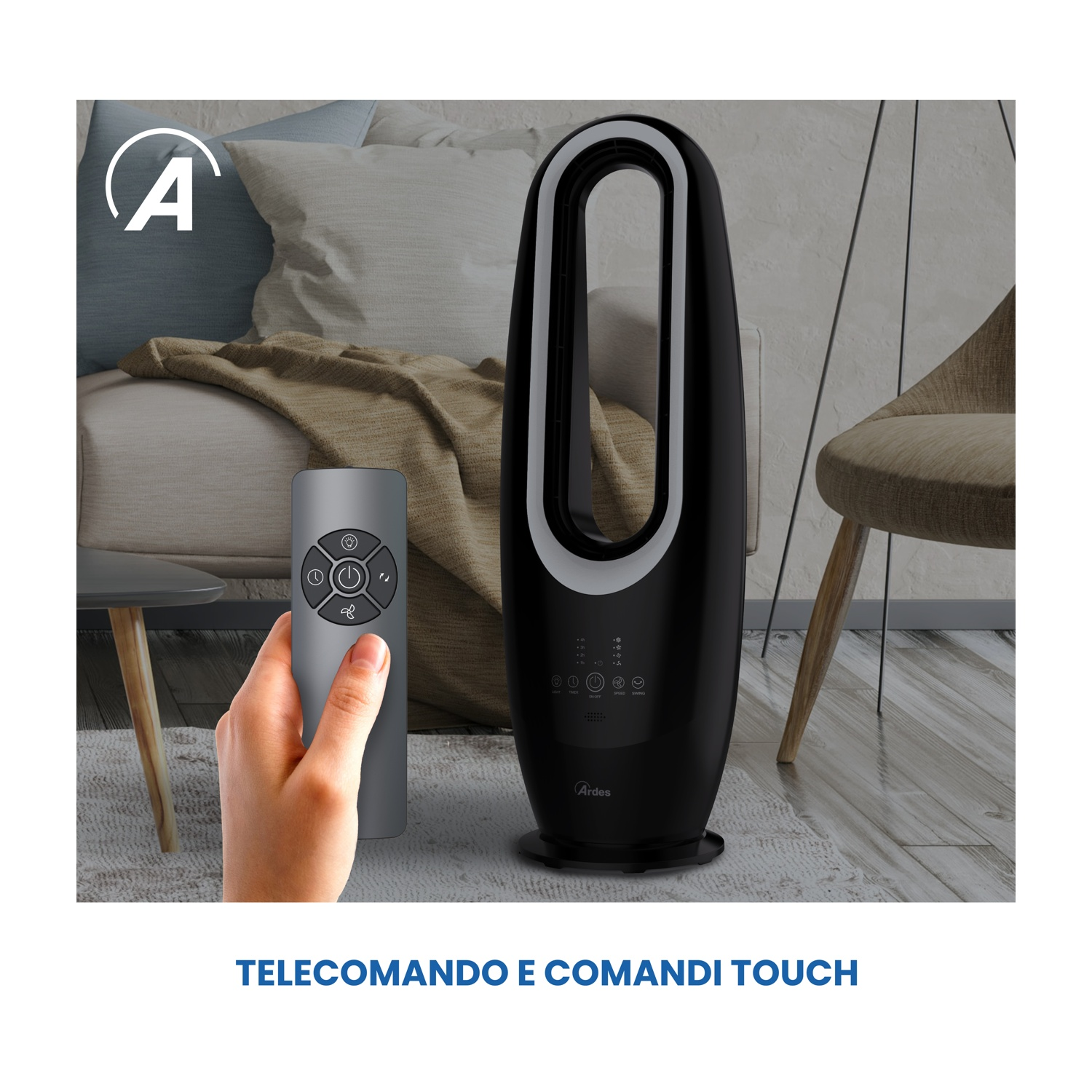Un ventilatore nero con telecomando in mano. Un divano, una sedia e un tavolo sullo sfondo. Testo in basso: 'Telecomando e comandi touch'.