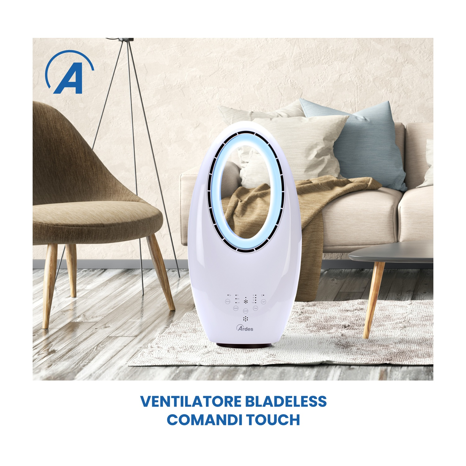 Un ventilatore bianco senza pale con luce blu è in un soggiorno. Una sedia e un divano con cuscini sono dietro.