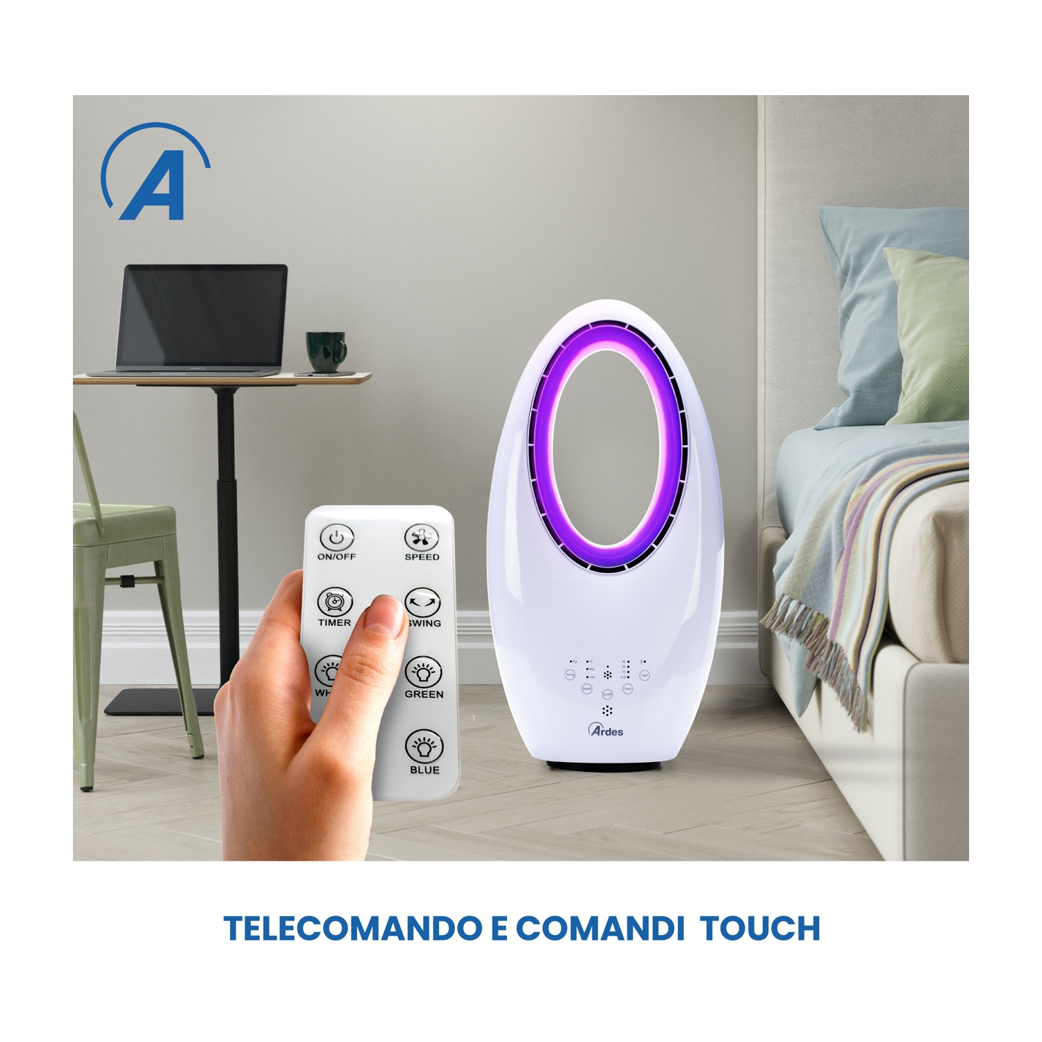 Un ventilatore bianco con luce viola è acceso. Una mano tiene un telecomando. Un laptop e una sedia verde sullo sfondo.