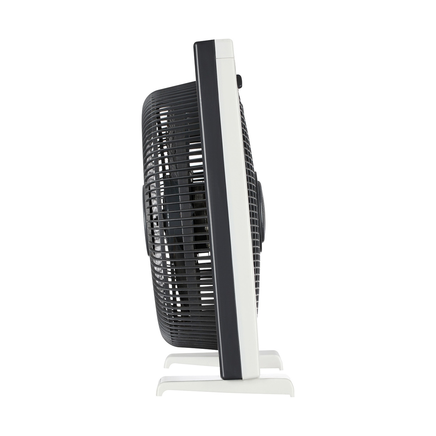 Un ventilatore a scatola bianco e nero è visto di lato. Ha una griglia nera e una base e un telaio bianchi. Lo sfondo è bianco.