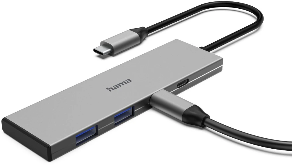 Silberner Hama USB-C-Hub mit schwarzen Kabeln. Er verfügt über mehrere Anschlüsse, darunter USB und Stromversorgung. Das Hama-Logo ist sichtbar.