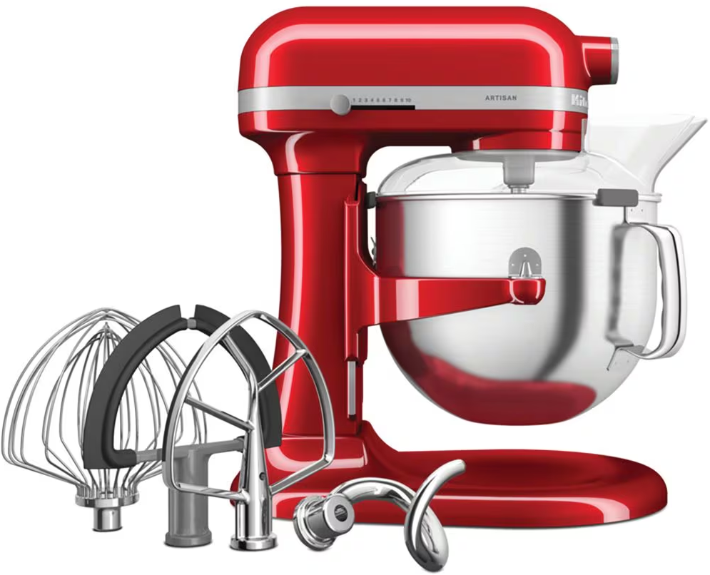 Un robot da cucina KitchenAid rosso con accessori, tra cui una frusta, un gancio impastatore e una ciotola, isolato su sfondo bianco.