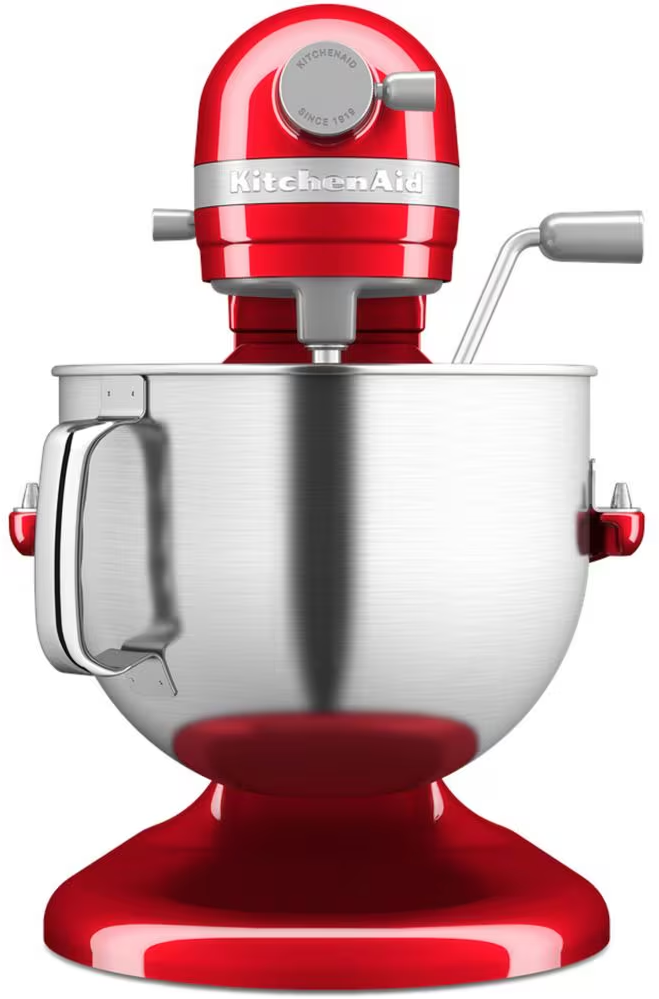 Un robot da cucina KitchenAid rosso. Ha una base rossa, una ciotola in acciaio inossidabile e una testa motore rossa con il logo KitchenAid.