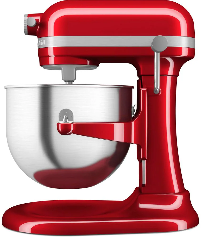 Un robot da cucina KitchenAid rosso con una ciotola in acciaio inossidabile. Il robot è su sfondo bianco, lucido e nuovo.