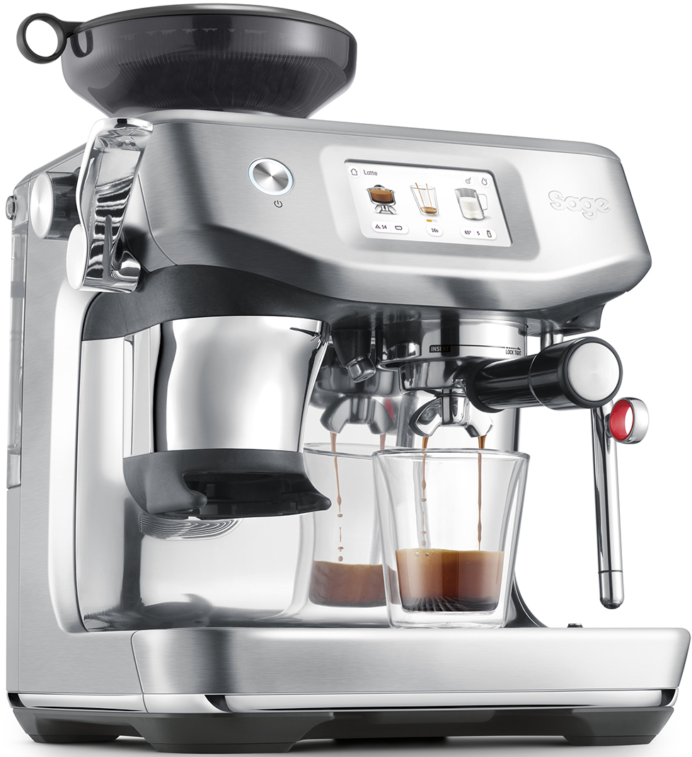 Eine silberne Sage Espressomaschine, die Kaffee in zwei klare Gläser gießt. Die Maschine hat einen Touchscreen und einen schwarzen Bohnenbehälter.