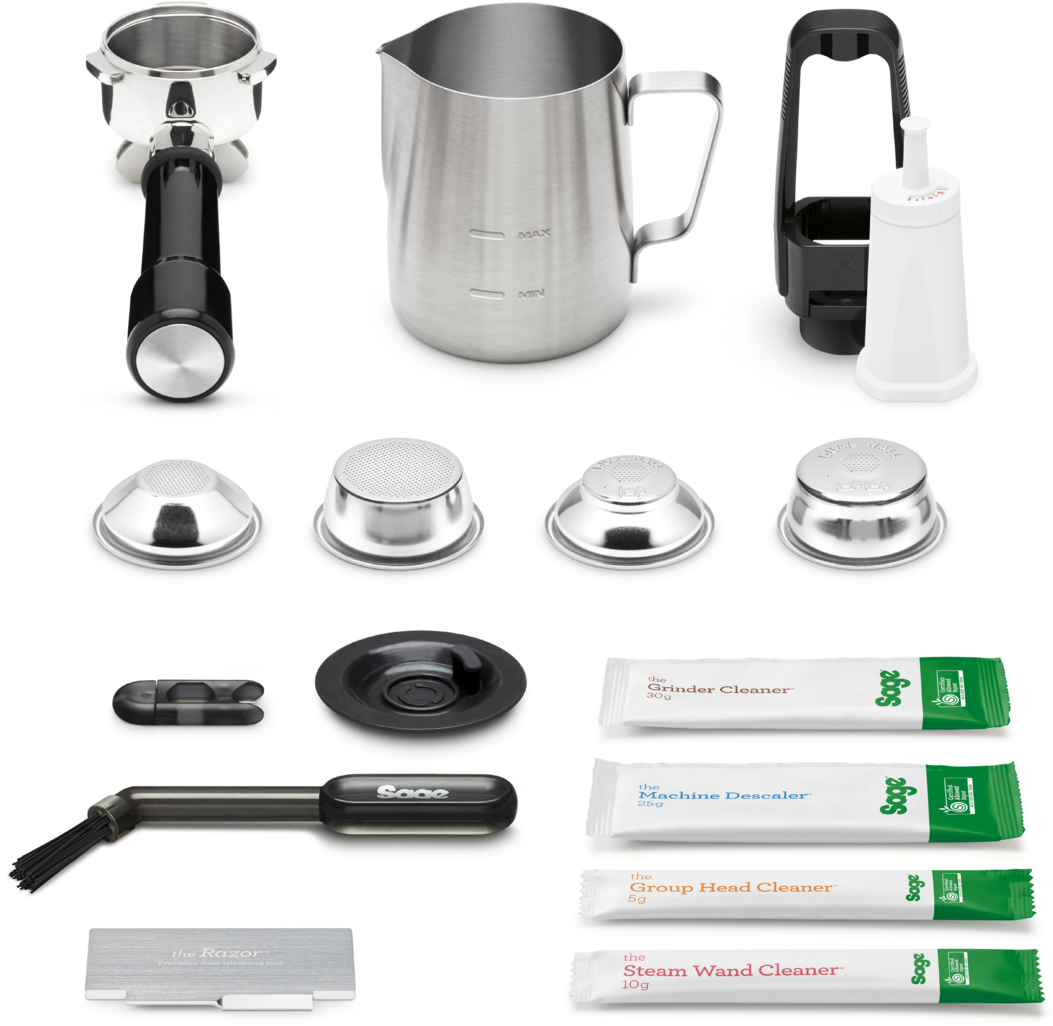 Accessori per macchina da caffè: portafiltro, caraffa per latte, filtro, cestelli filtro, strumenti di pulizia e bustine.