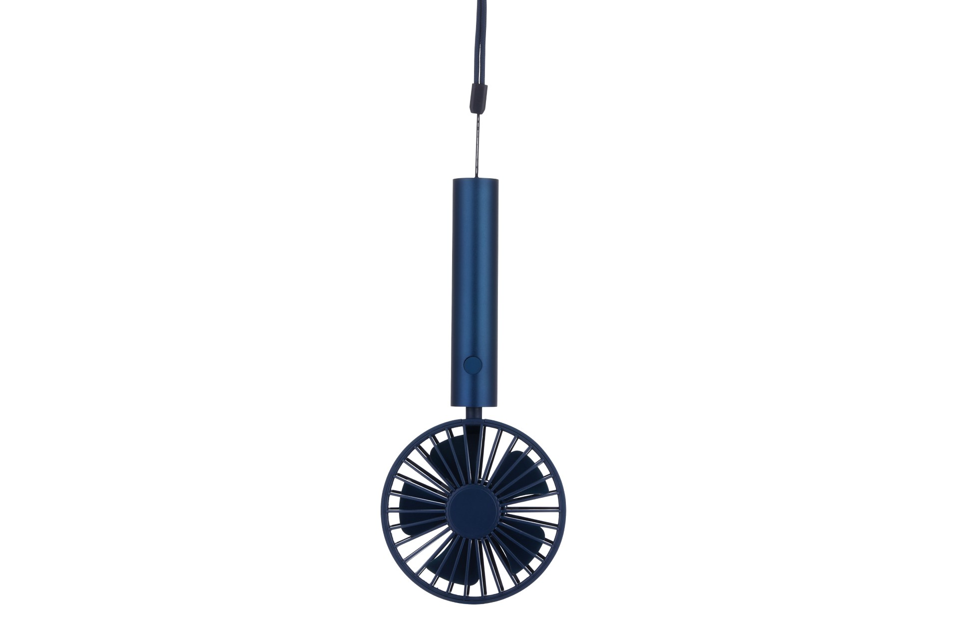 Un ventilador portátil azul marino con un cordón azul marino cuelga sobre un fondo blanco. Las aspas del ventilador son visibles.