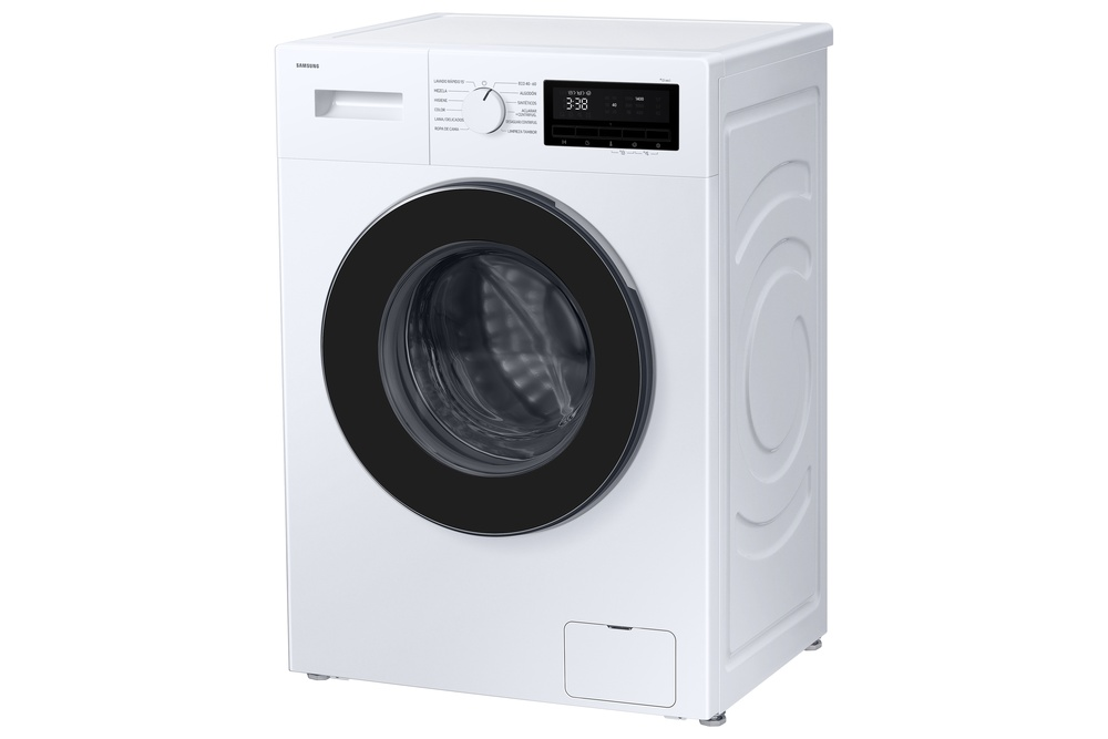 Una lavadora Samsung blanca. Tiene una puerta negra, un panel de control y una pantalla digital que muestra 3:38. La máquina está sobre una superficie blanca.