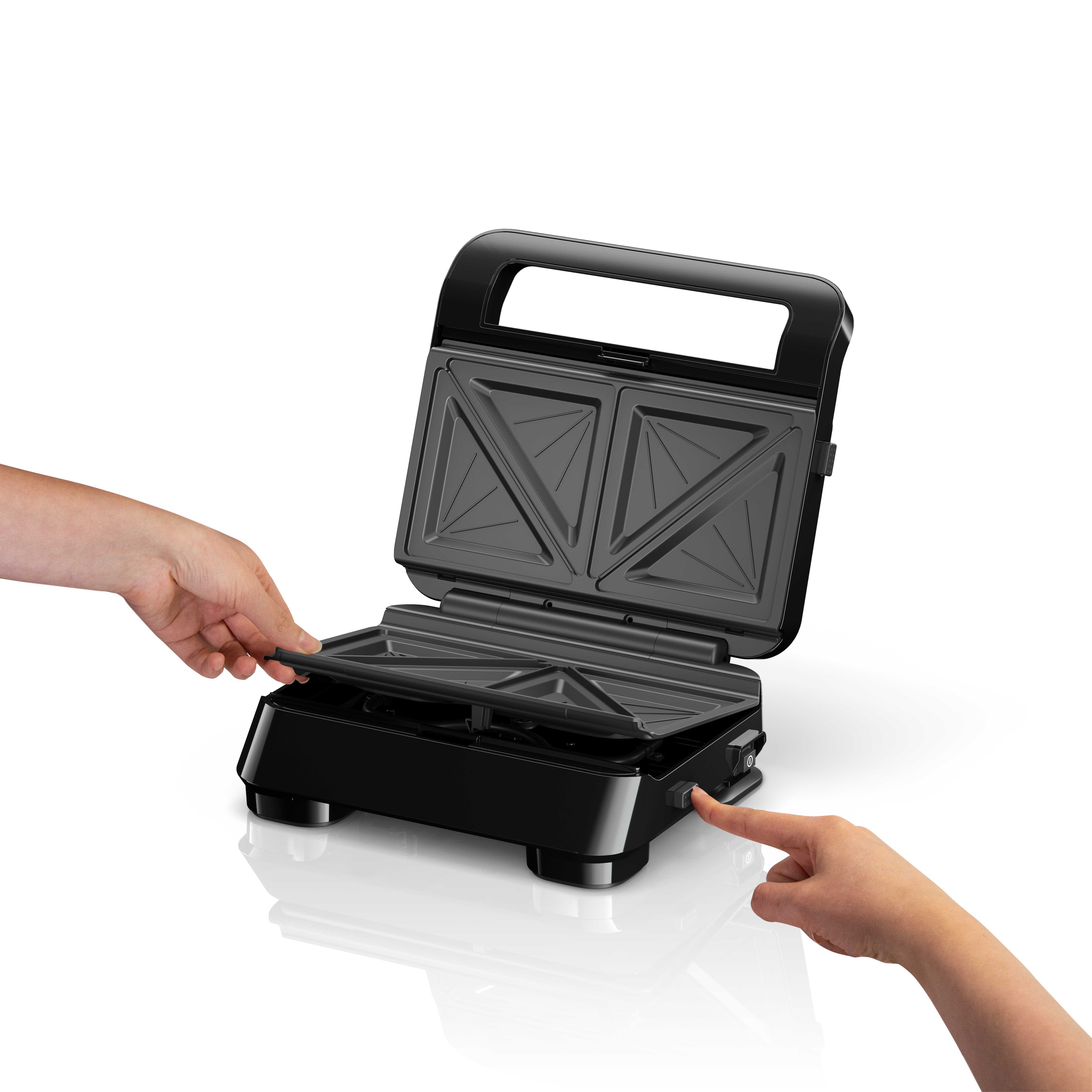 Ein schwarzer Sandwichmaker ist geöffnet, Hände berühren ihn. Eine Hand hebt den Deckel, eine andere drückt einen Knopf.