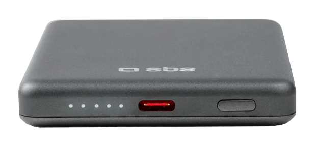 Czarny power bank z czerwonym portem USB-C, białymi lampkami kontrolnymi i przyciskiem zasilania. Widoczna jest nazwa marki 'sbs'.
