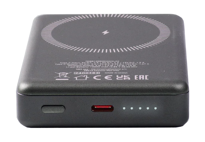 Ciemnoszary power bank z powierzchnią do ładowania bezprzewodowego. Posiada port USB-C i wskaźnik ładowania.