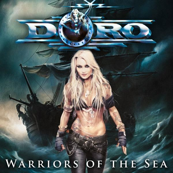 Pochette d'album : Doro, femme blonde tatouée, devant un navire en mer orageuse. Texte : Warriors of the Sea.