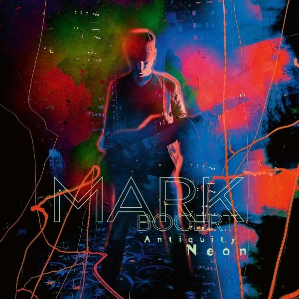 Mann mit Gitarre, Neon-Artwork. Titel: "Mark Boogert Antiquity Neon". Farben: Rot, Blau, Grün, Schwarz.