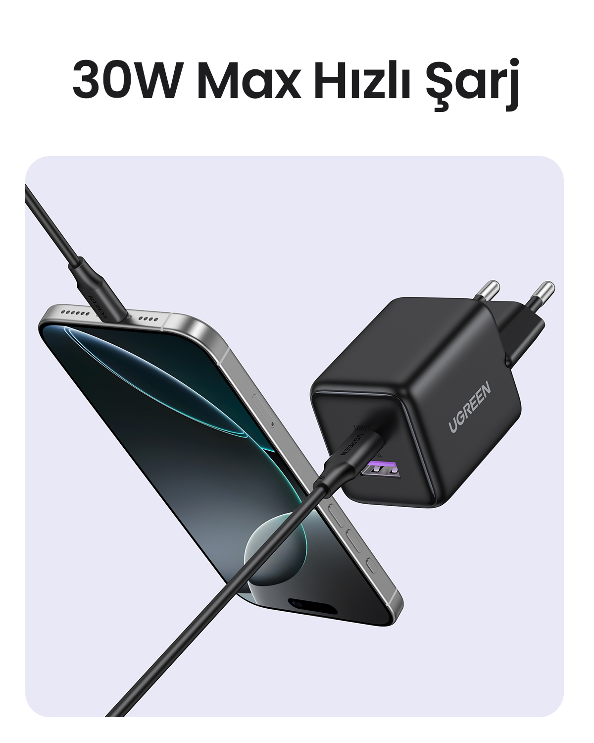 Bir telefon, kablo ile siyah bir UGREEN şarj cihazına bağlı. Şarj cihazı prize takılı, hızlı şarjı gösteriyor.