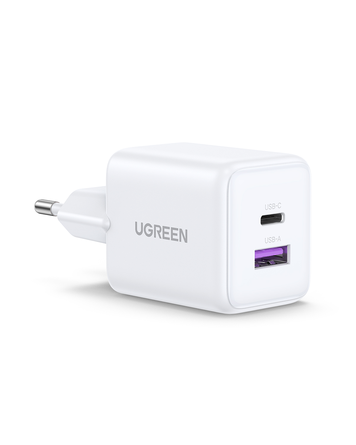 USB-C ve USB-A portlarına sahip beyaz bir UGREEN USB şarj cihazı görüntüleniyor. Şarj cihazında Avrupa prizleri için bir fiş var.