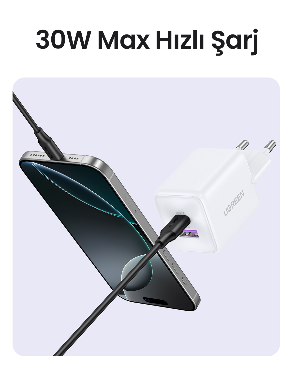 Siyah bir kablo ile beyaz bir UGREEN şarj cihazına bağlı bir telefon şarj oluyor. Metin: '30W Max Hızlı Şarj'.