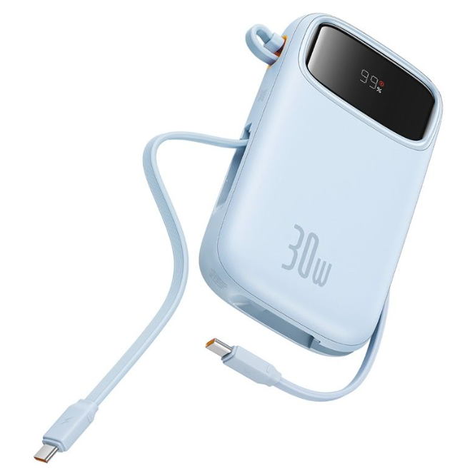 Yüzde 99 şarj gösteren açık mavi bir powerbank. Bağlı bir kablosu var ve üzerinde '30w' yazısı bulunuyor.