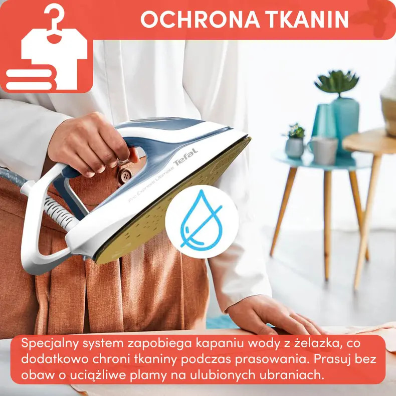 Osoba prasuje niebiesko-białym żelazkiem. Żelazko ma symbol kropli wody, a tekst mówi o ochronie tkanin.