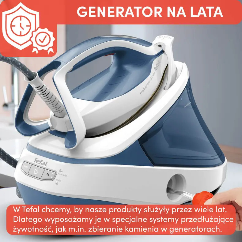 Żelazko Tefal. Kolory biały i niebieski, ze zbiornikiem na wodę. Tekst mówi, że to generator na lata. Ktoś go trzyma w dłoni.