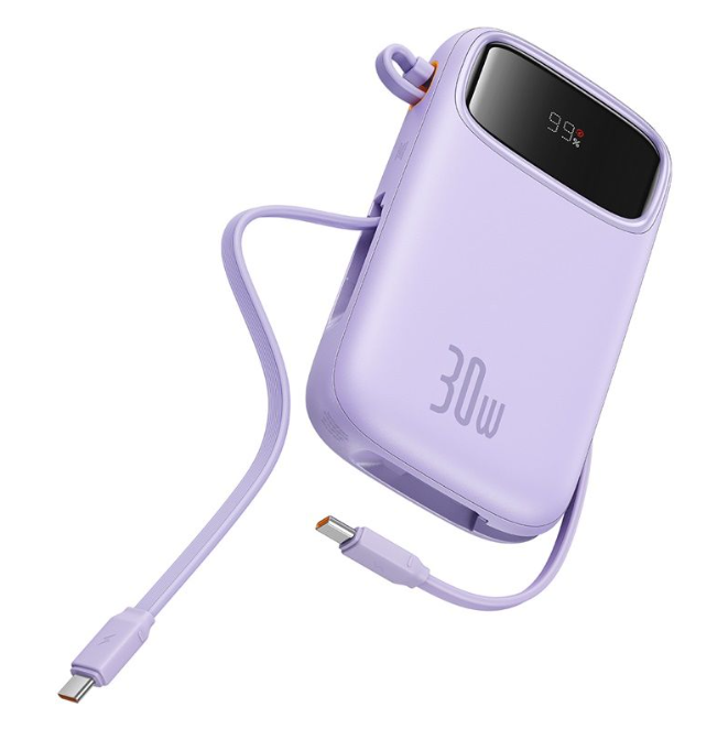 Kablolu ve %99 gösteren dijital ekranlı mor bir powerbank. 30W işareti var. Arka plan beyaz.
