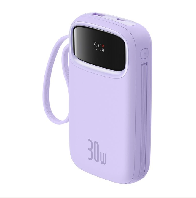 Ekranda %99 gösteren, açık mor bir powerbank. Bir kayışı var ve 30w yazısı görünür. Arka plan beyaz.