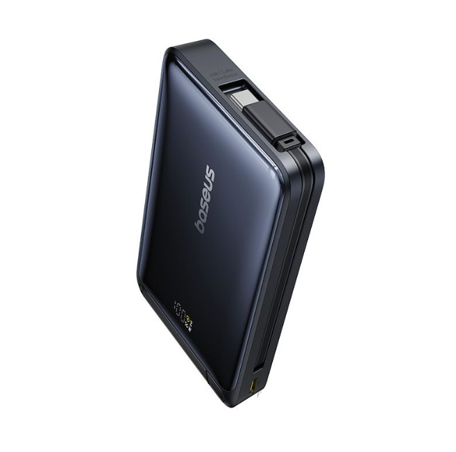 Siyah bir Baseus powerbank, açılı görünüm. Bir USB-C bağlantı noktası ve %100 gösteren dijital bir ekranı var. Arka plan beyaz.