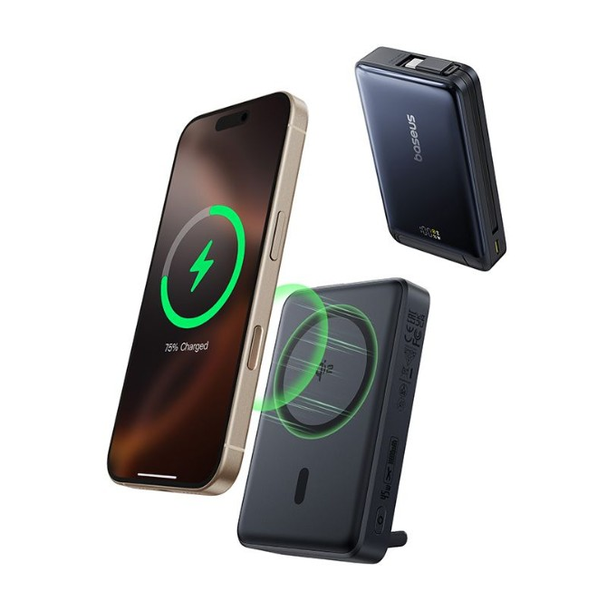 Siyah bir powerbank üzerinde kablosuz şarj olan bir iPhone. Üstte başka bir powerbank ve sağda üçüncüsü var.