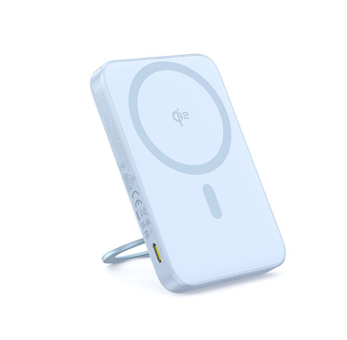 Bir standı olan açık mavi bir kablosuz şarj cihazı. Dairesel bir şarj alanına, bir Qi logosuna ve bir USB portuna sahiptir.