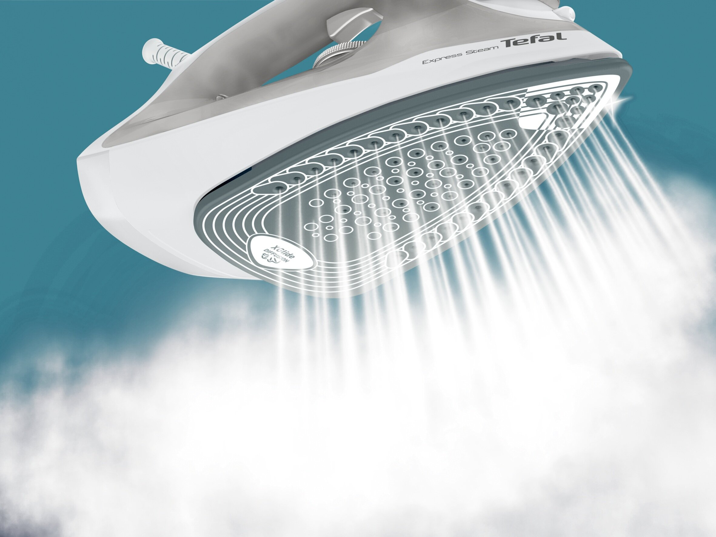 Białe i szare żelazko z parą, marka to Tefal. Para wydobywa się z żelazka. Tło jest turkusowe.