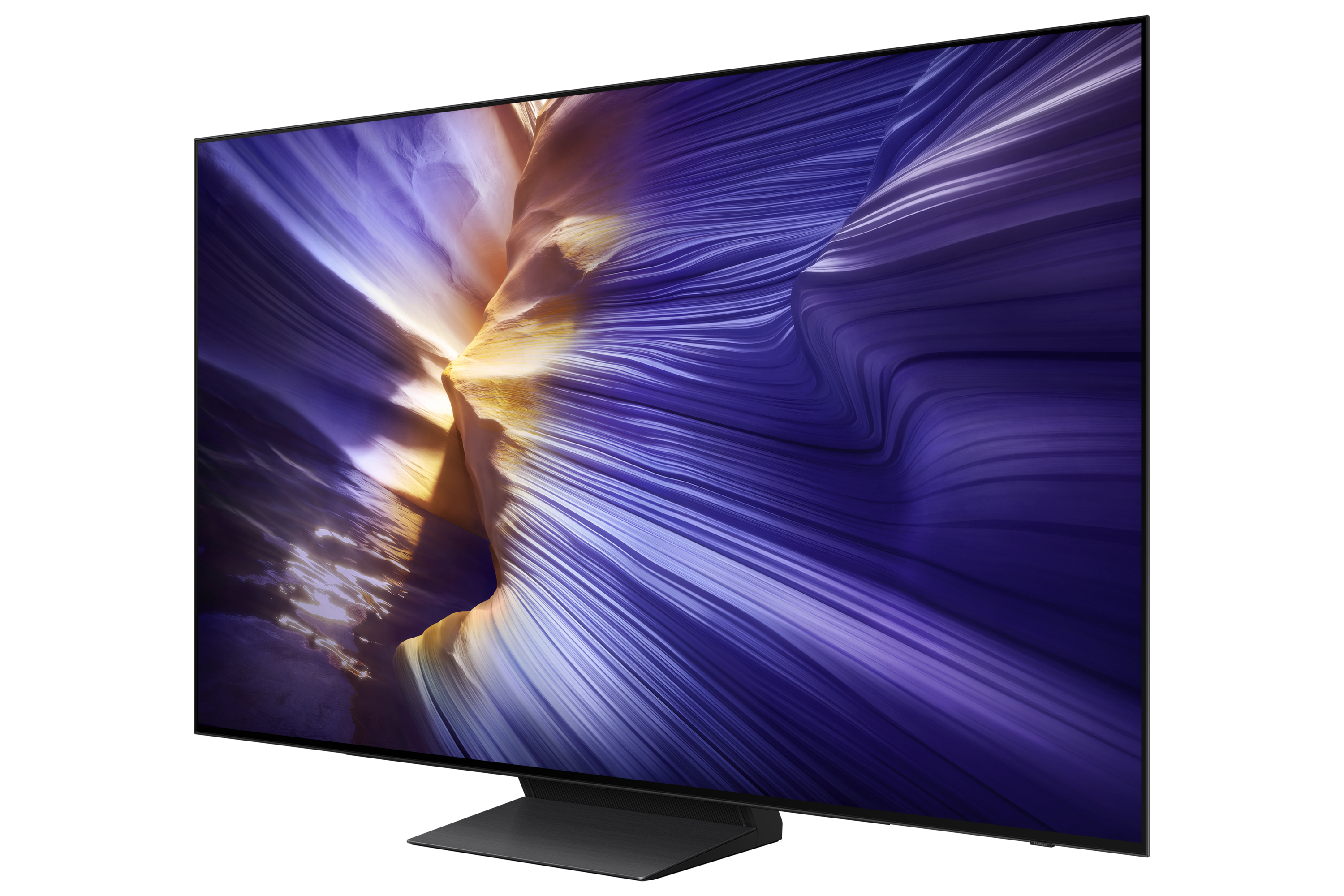 Büyük bir TV, siyah arka plan üzerinde mor ve altın soyut bir görüntü sergiliyor. TV açılı olarak duruyor.
