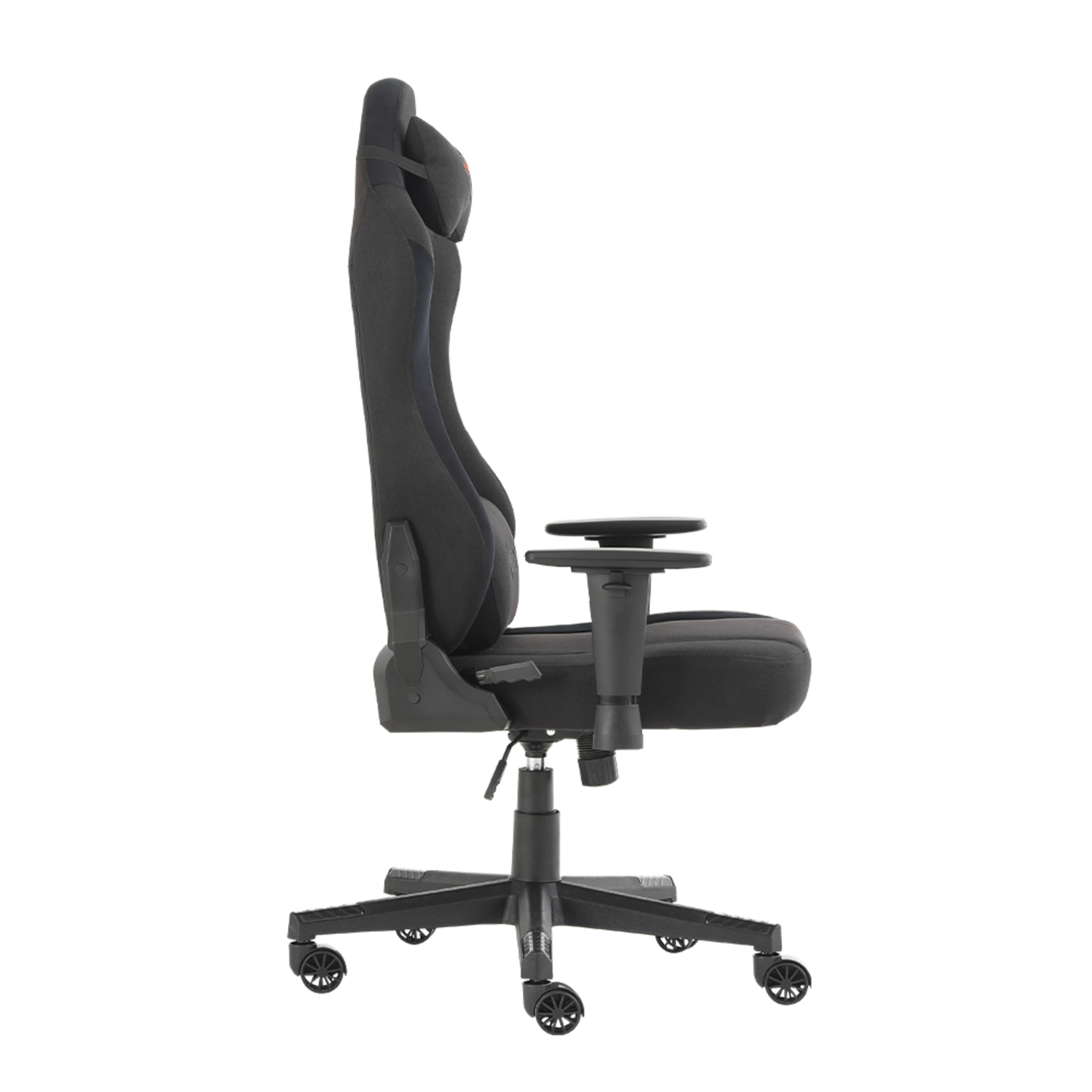 Chaise de jeu noire avec dossier haut, accoudoirs et base à cinq roues. La chaise est sur fond noir.