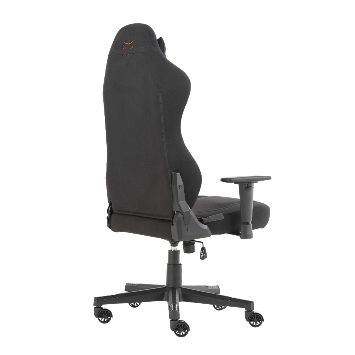 Un fauteuil de jeu noir sur fond noir. Il a un dossier haut, des accoudoirs et une base avec des roues.