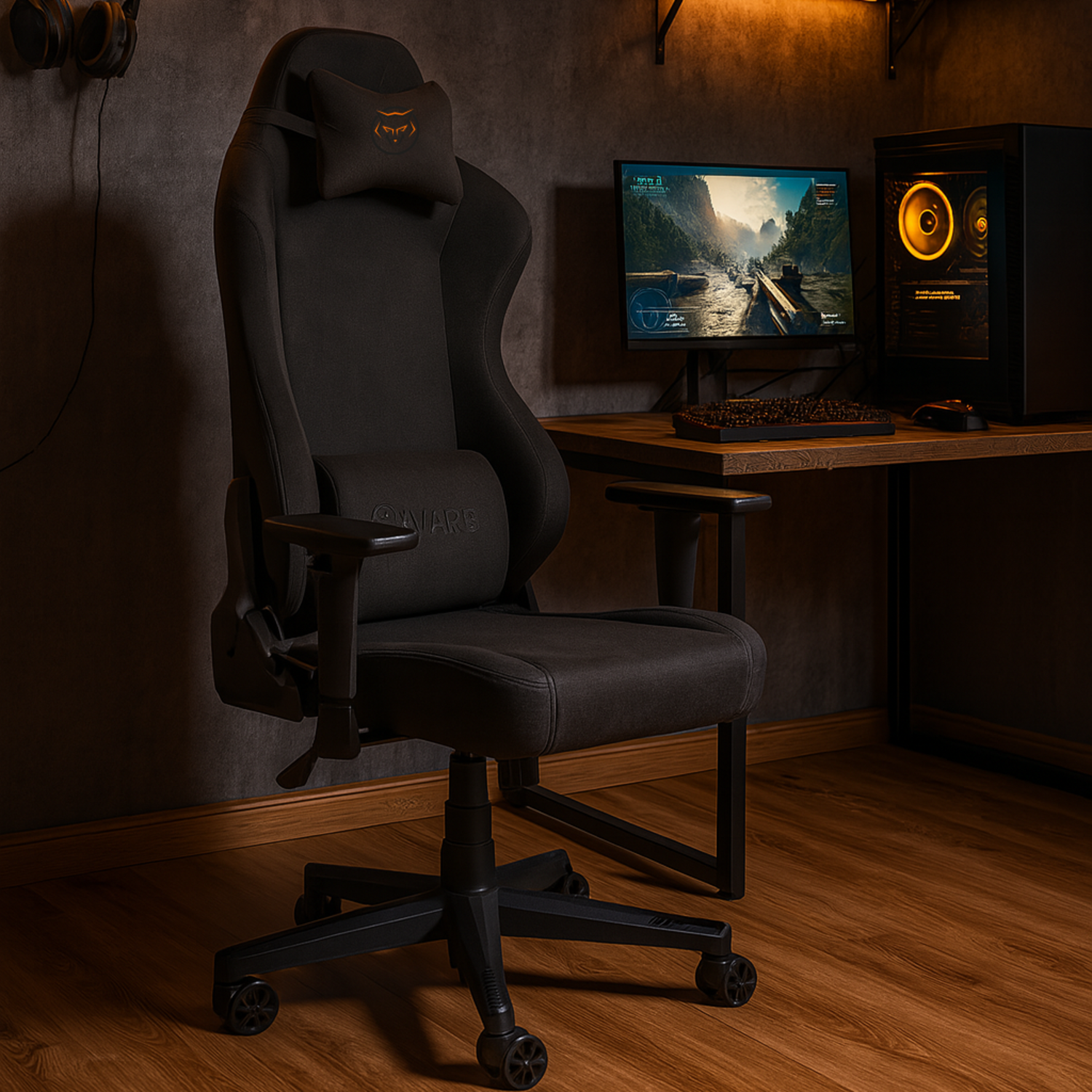 Une chaise de jeu sombre est devant un bureau avec un ordinateur. Un casque est accroché au mur. Une configuration de jeu est visible.