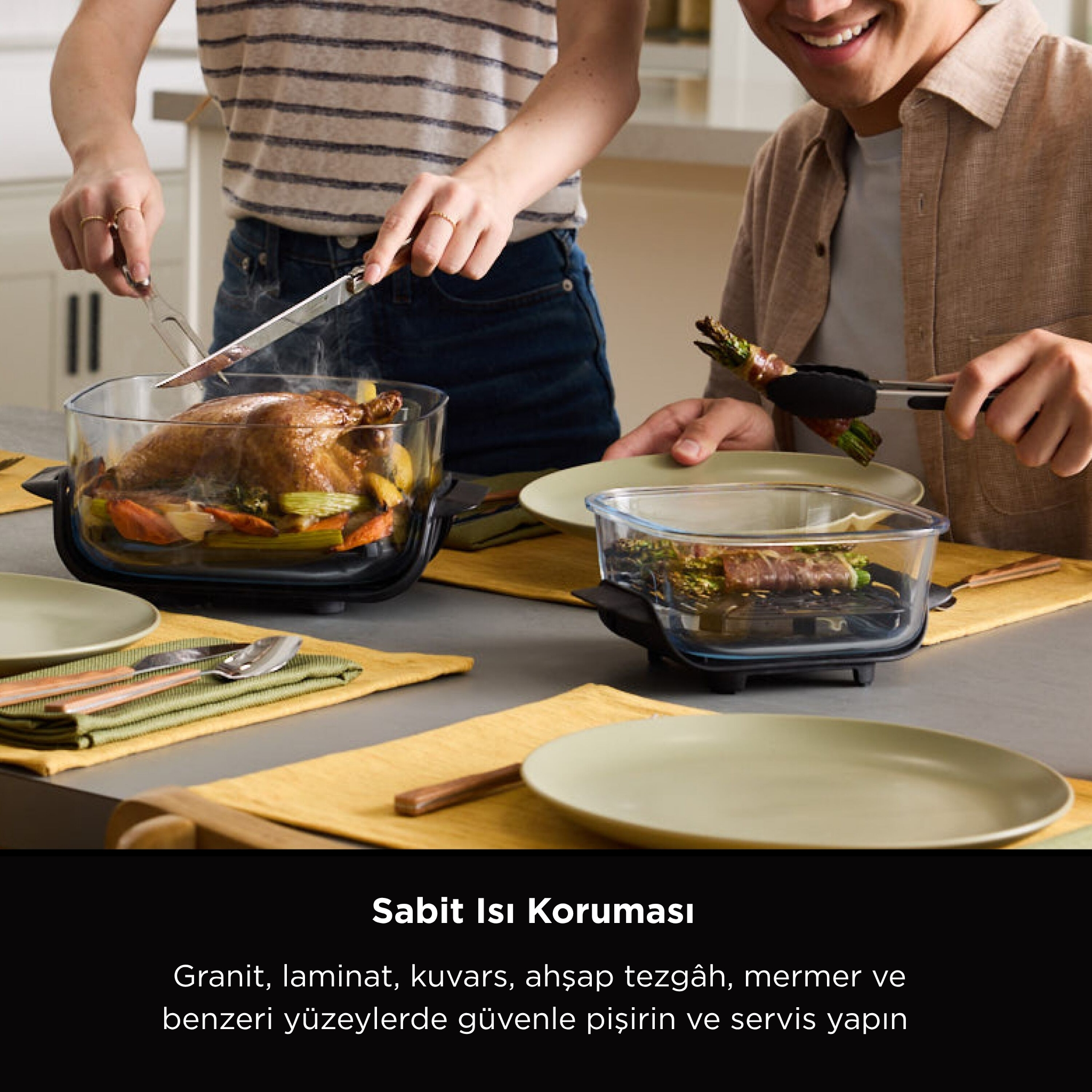 İnsanlar tencere ile yemek hazırlıyor. Biri pişmiş bir kuşu kesiyor, diğeri maşa kullanarak kuşkonmaz servis ediyor.