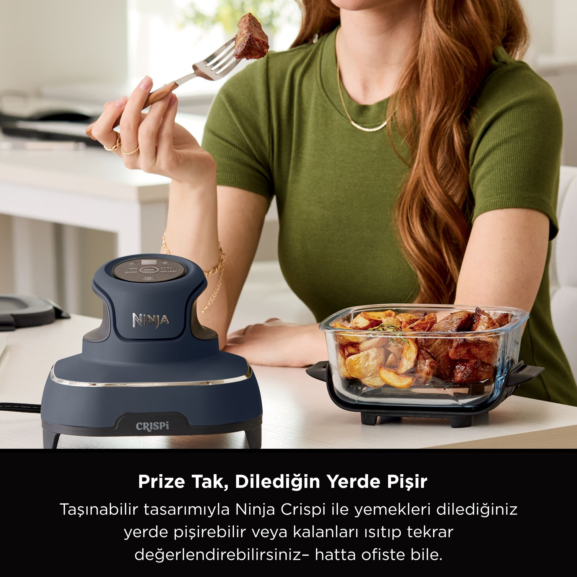 Bir kadın etli bir çatal tutuyor. Bir Ninja Crispi, pişmiş yemek tabağının yanında masada duruyor.