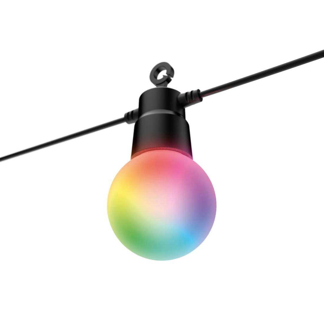 Eine farbenfrohe Glühbirne hängt an einem schwarzen Draht. Die Glühbirne hat Regenbogenfarben und befindet sich vor einem weißen Hintergrund.