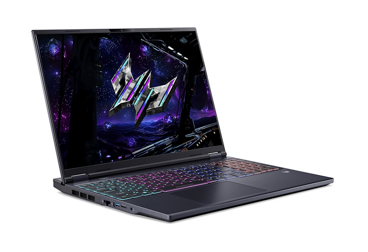 Un portátil gris oscuro con teclado colorido muestra una escena espacial con un logotipo. La tapa está abierta.
