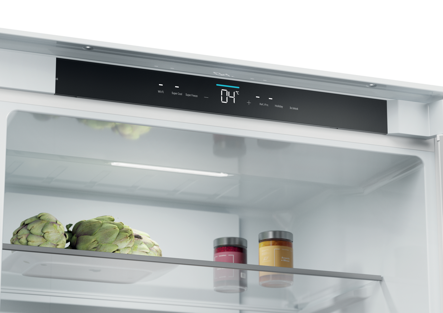 Dentro de un refrigerador, hay alcachofas y frascos en un estante. Una pantalla digital muestra la temperatura. El interior es blanco.
