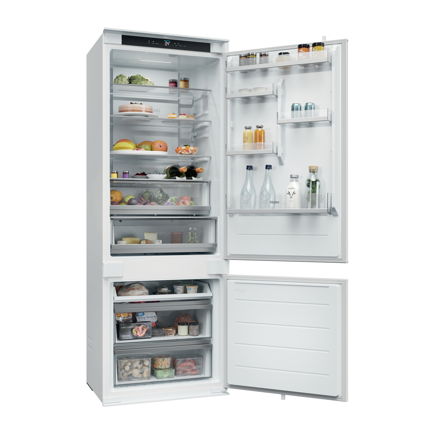 Refrigerador blanco con puertas abiertas, lleno de alimentos y bebidas. Contiene frutas, verduras, pasteles, botellas de agua y frascos.