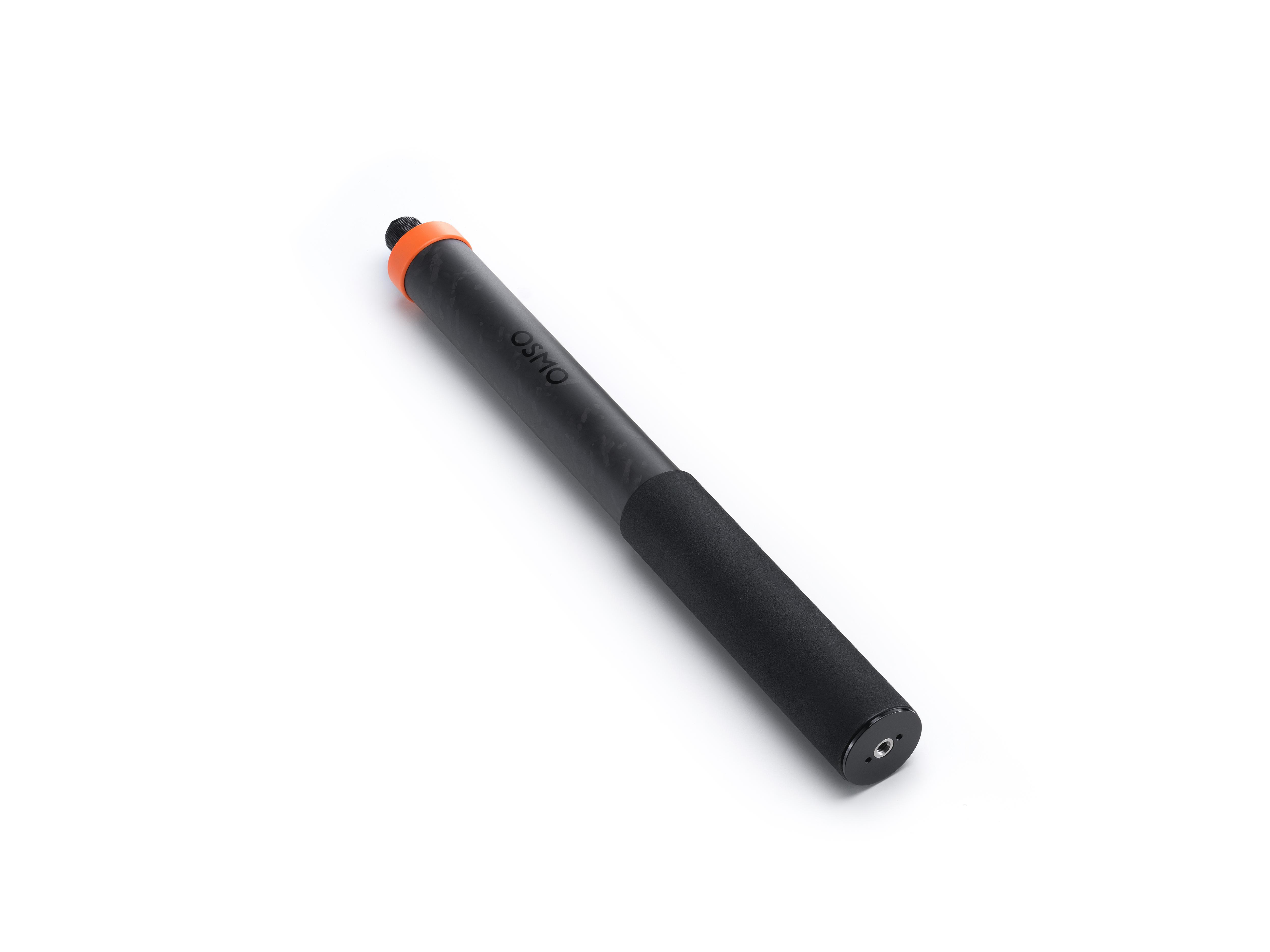 Eine schwarze und graue Osmo-Verlängerungsstange liegt diagonal auf einer weißen Oberfläche. Das Ende hat einen orangefarbenen Ring.