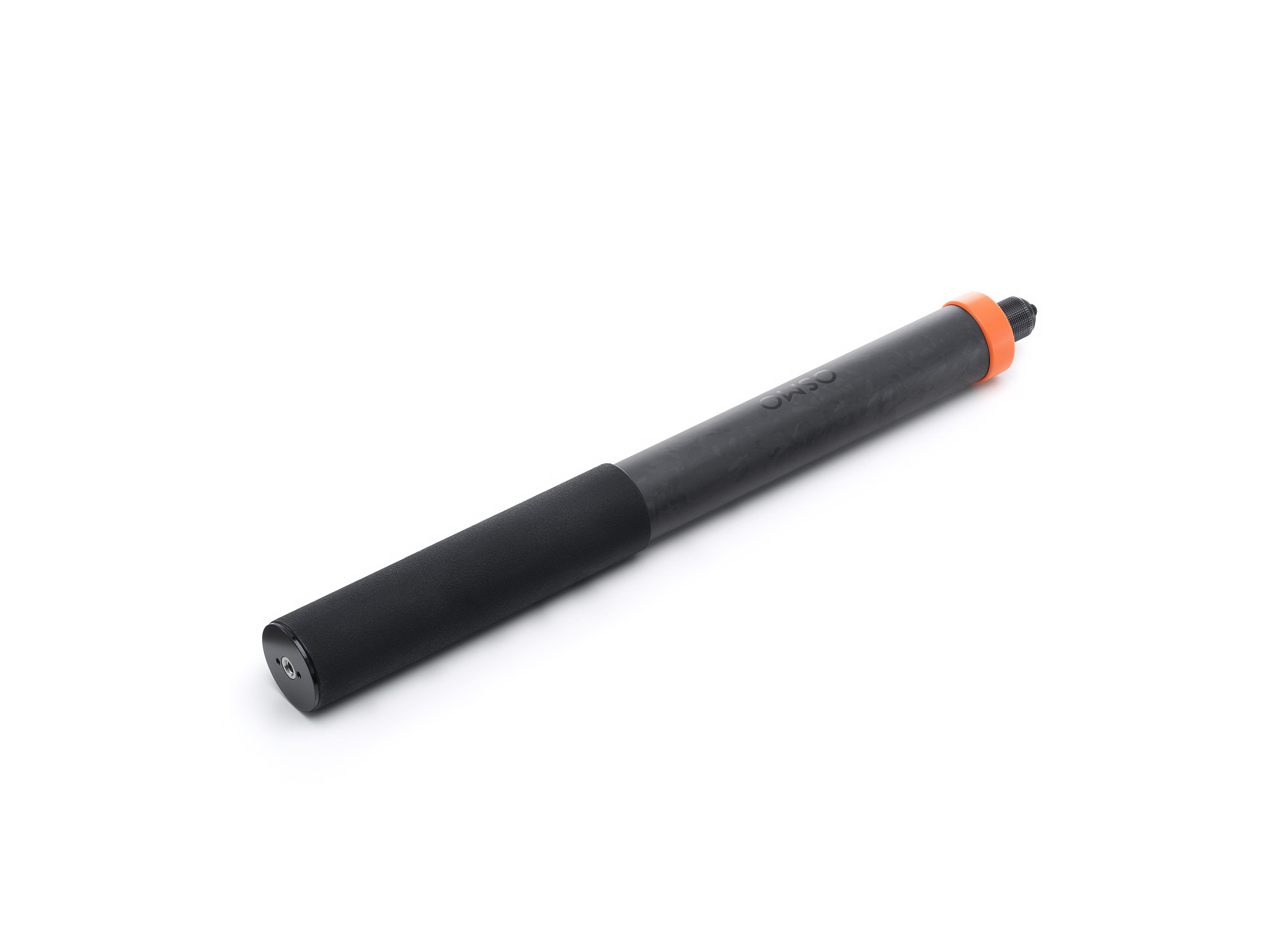 Eine schwarze Osmo-Kameraverlängerungsstange auf weißem Hintergrund. Sie hat einen orangefarbenen Ring.