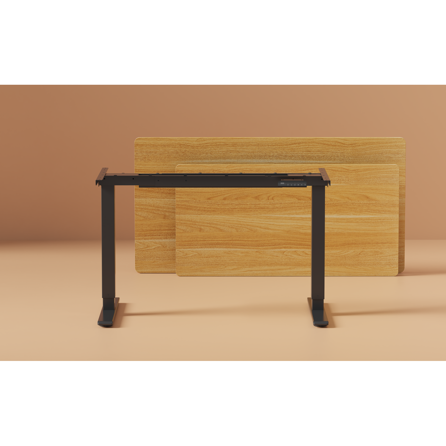 Een in hoogte verstelbaar bureauframe in zwart staat voor twee houten tafelbladen. De achtergrond is een beige muur.