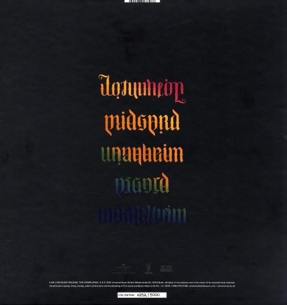 Schwarzer Hintergrund mit Text in Regenbogenfarben. Der Text ist vertikal in einer gotischen Schrift ausgerichtet.