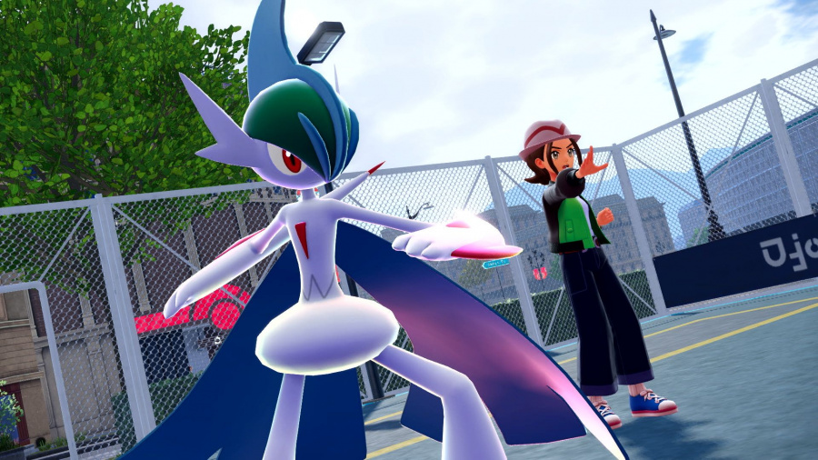 Pokemon, Gallade, i trener stoją na boisku. Gallade jest fioletowy i biały. Trener ma na sobie kapelusz i kurtkę.