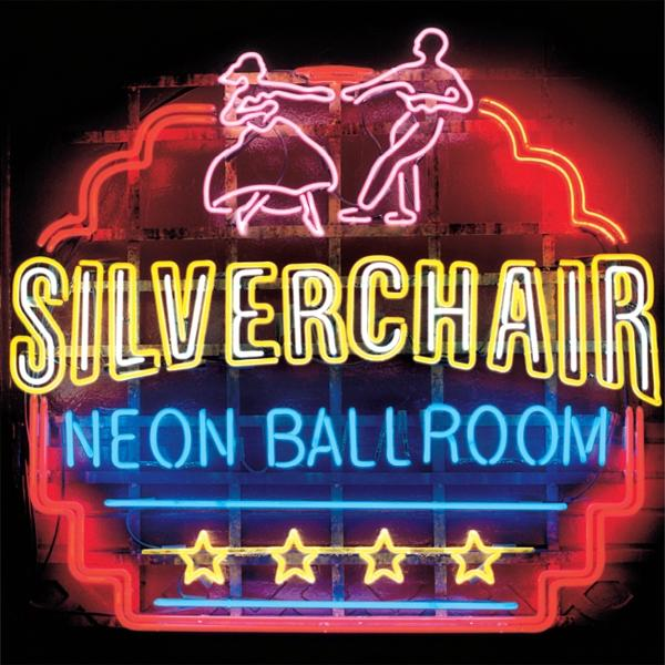 Neonschild mit der Aufschrift Silverchair Neon Ballroom. Tanzfiguren und Sterne sind ebenfalls abgebildet. Das Schild leuchtet rot, gelb und blau.