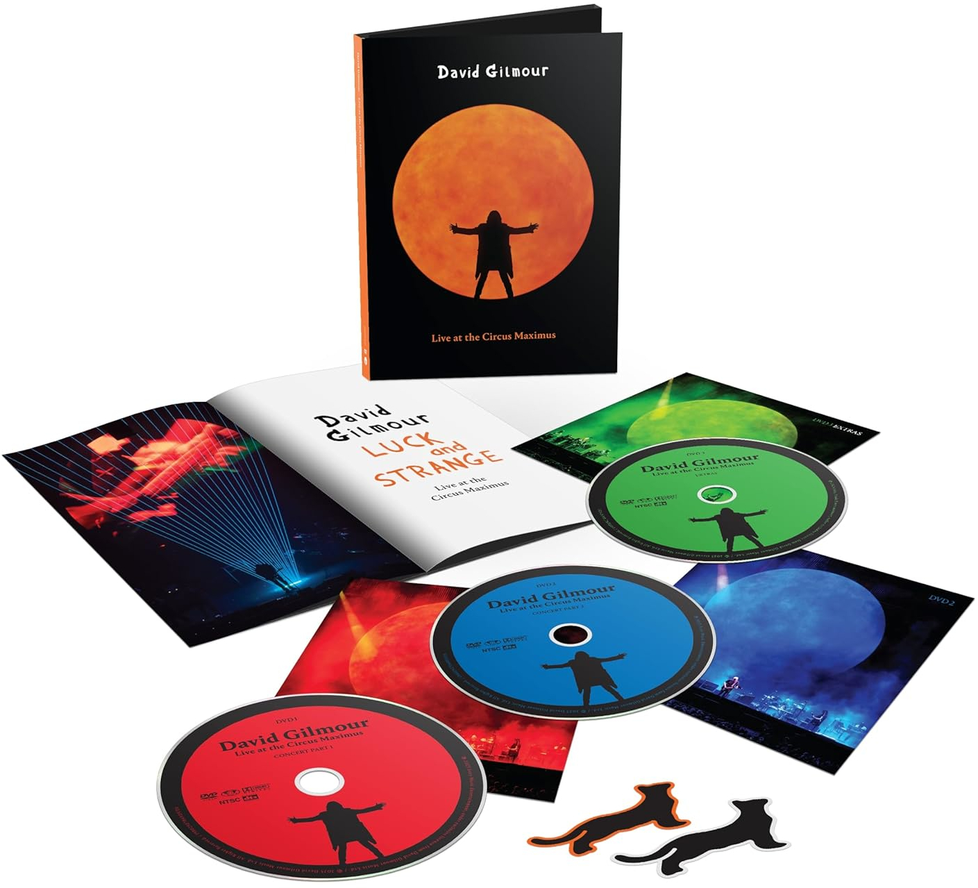 David Gilmour 'Live at the Circus Maximus' DVD-készlet. DVD-ket, füzetet és betéteket tartalmaz. Sziluettek és narancs/kék tónusok láthatók.