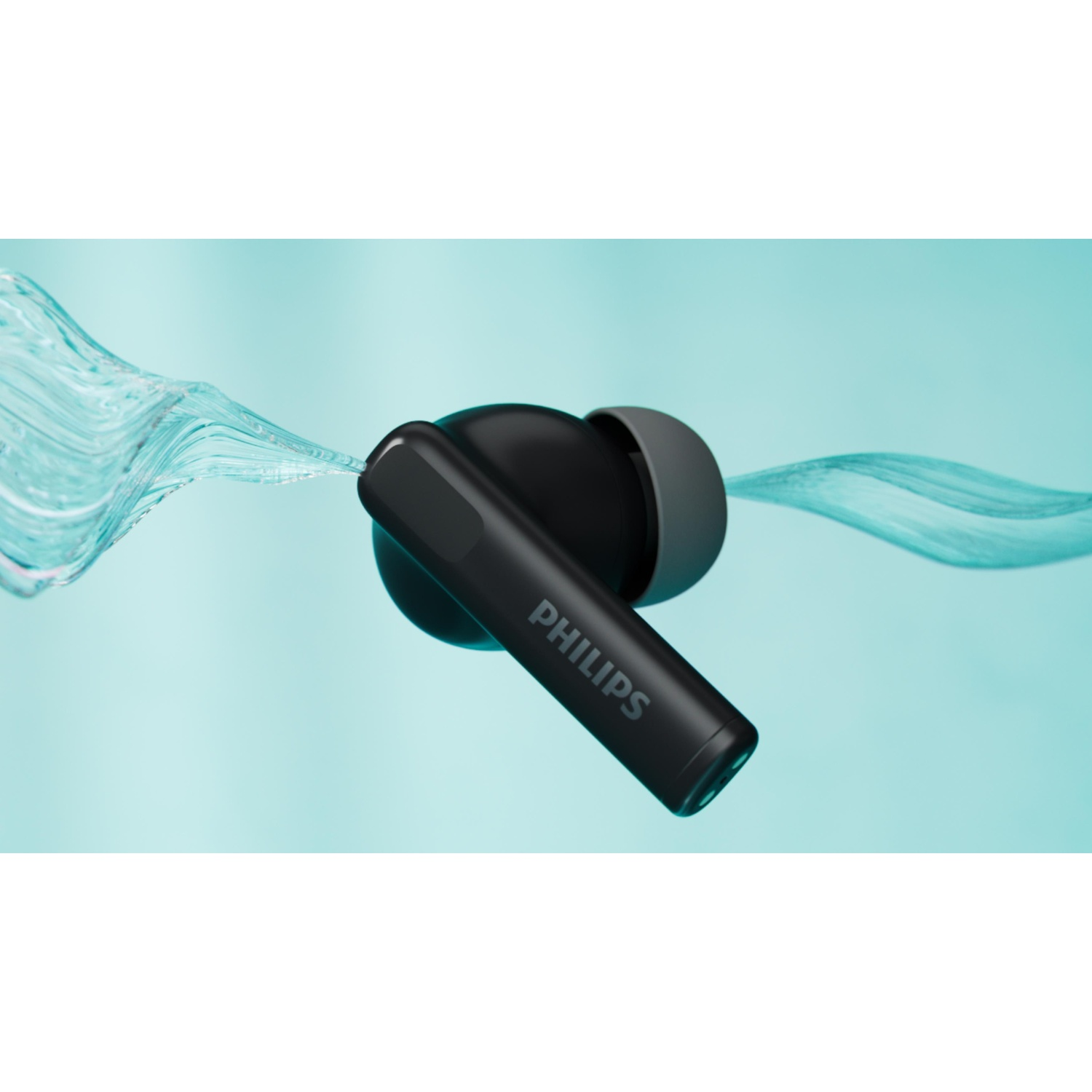 Un auricolare Philips nero è parzialmente immerso nell'acqua. La punta dell'auricolare è angolata verso l'osservatore, con la parola "PHILIPS" visibile.